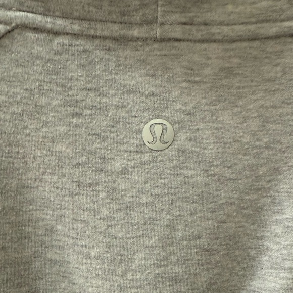 Lululemon Women’s Light Gray Oversized Turtleneck! Size 4! - Picture 4 of 5